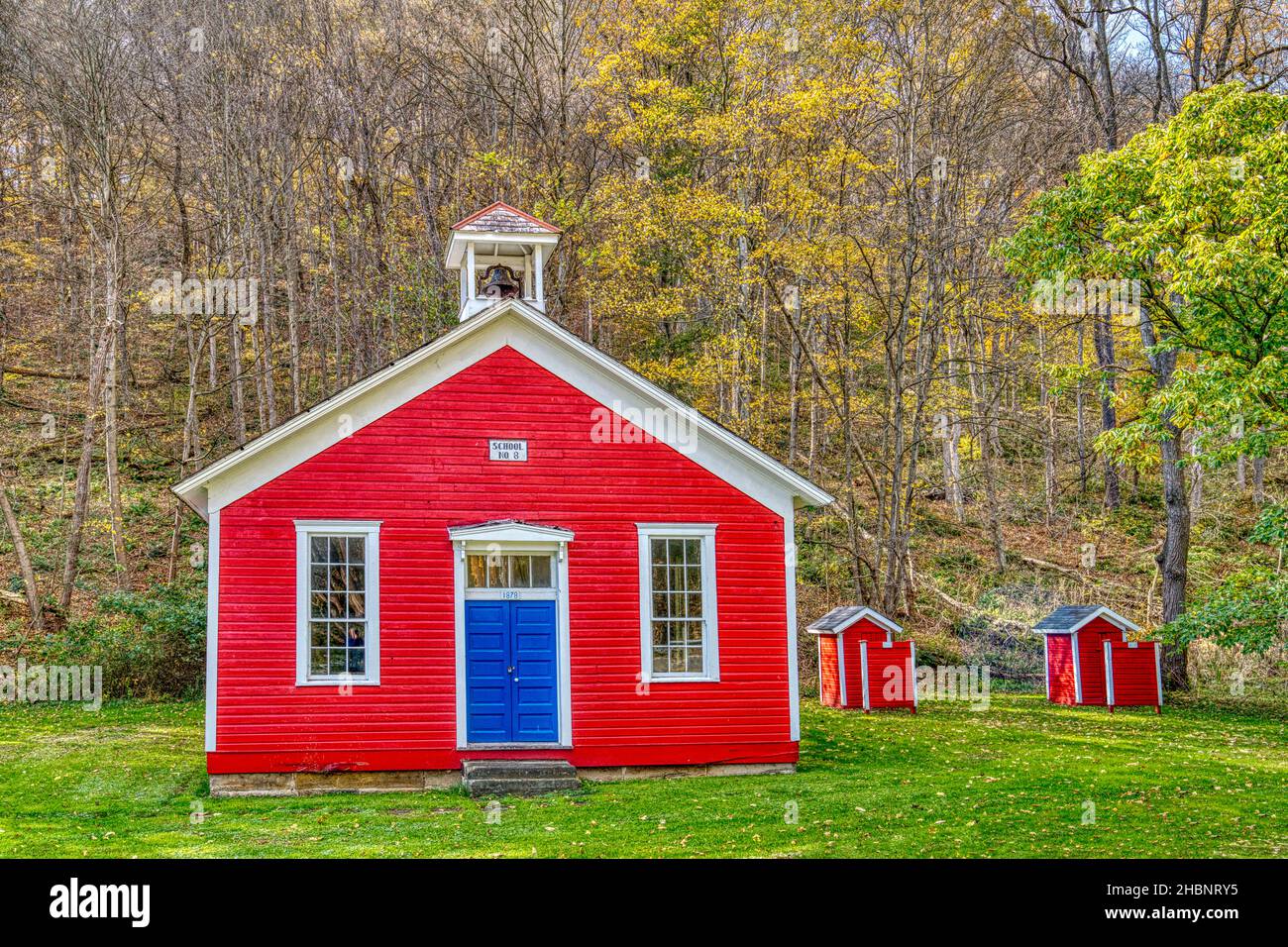 Une école en bois de 19th siècle d'une pièce avec des dépendances correspondantes à Frederickstown, Ohio. Banque D'Images