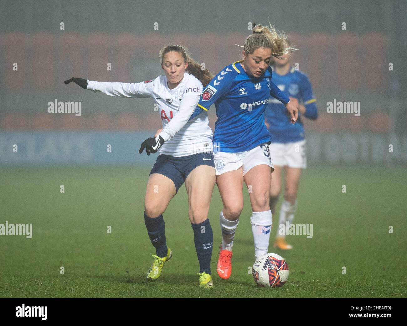 Londres, Royaume-Uni.19th décembre 2021.Everton Women Poppy Pattinson and Spurs Women Angela Addison lors du match FAWSL entre Tottenham Hotspur Women et Everton Ladies au Hive, Londres, Angleterre, le 19 décembre 2021.Photo par Andrew Aleksiejczuk/Prime Media Images.Crédit : Prime Media Images/Alamy Live News Banque D'Images