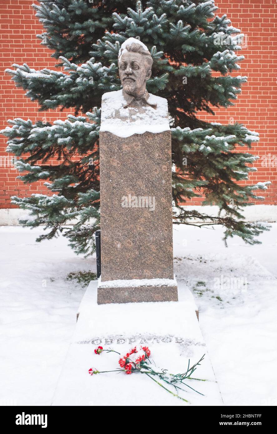 5 décembre 2021, Moscou, Russie.Monument à la tombe de l'homme d'État soviétique Yakov Sverdlov dans la nécropole près du mur du Kremlin sur la place Rouge. Banque D'Images