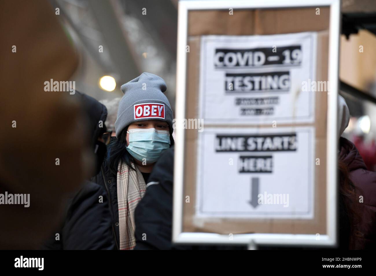 New York, NY, 20 décembre 2021 : une femme portant un chapeau d'hiver se tient en longue ligne sur un site d'essai de la COVID-19 à Times Square, à New York, NY, 20 décembre 2021.Pour le quatrième jour consécutif, l'État de New York a vu un niveau record de cas de COVID positifs avec 23 391, une augmentation que l'on croit être alimentée par la variante omicron qui incite les gens à se faire tester alors que les vacances de Noël sont sur le point de commencer.(Photo par Anthony Behar/Sipa USA) crédit: SIPA US/Alay Live News Banque D'Images