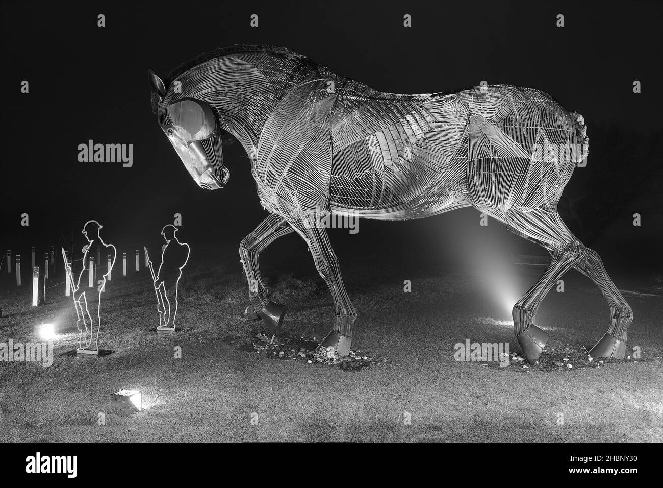 La sculpture du cheval de guerre et les silhouettes Tommy sur la forêt commémorative Mill Pond Meadow à Featherstone, West Yorkshire, Royaume-Uni Banque D'Images