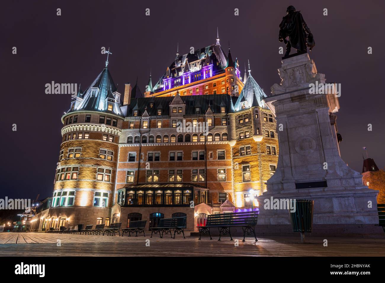 Québec, Canada - octobre 18 2021 : vue nocturne de la vieille ville de Québec Fairmont le Château Frontenac en automne. Banque D'Images