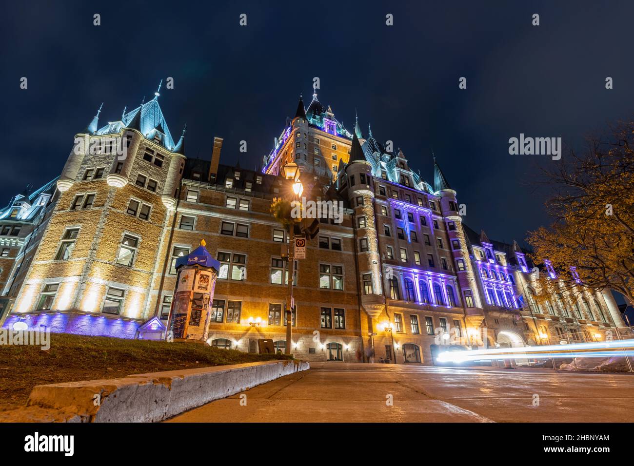 Québec, Canada - octobre 18 2021 : vue nocturne de la vieille ville de Québec Fairmont le Château Frontenac en automne. Banque D'Images