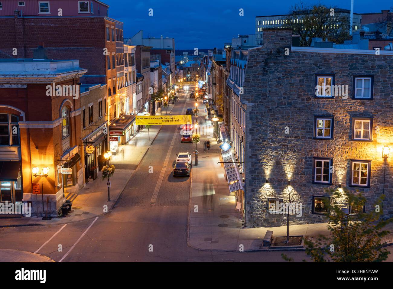 Québec, Canada - octobre 18 2021 : la vieille ville de Québec dans la nuit d'automne.Restaurant et boutique de cadeaux sur la rue Saint-Jean. Banque D'Images