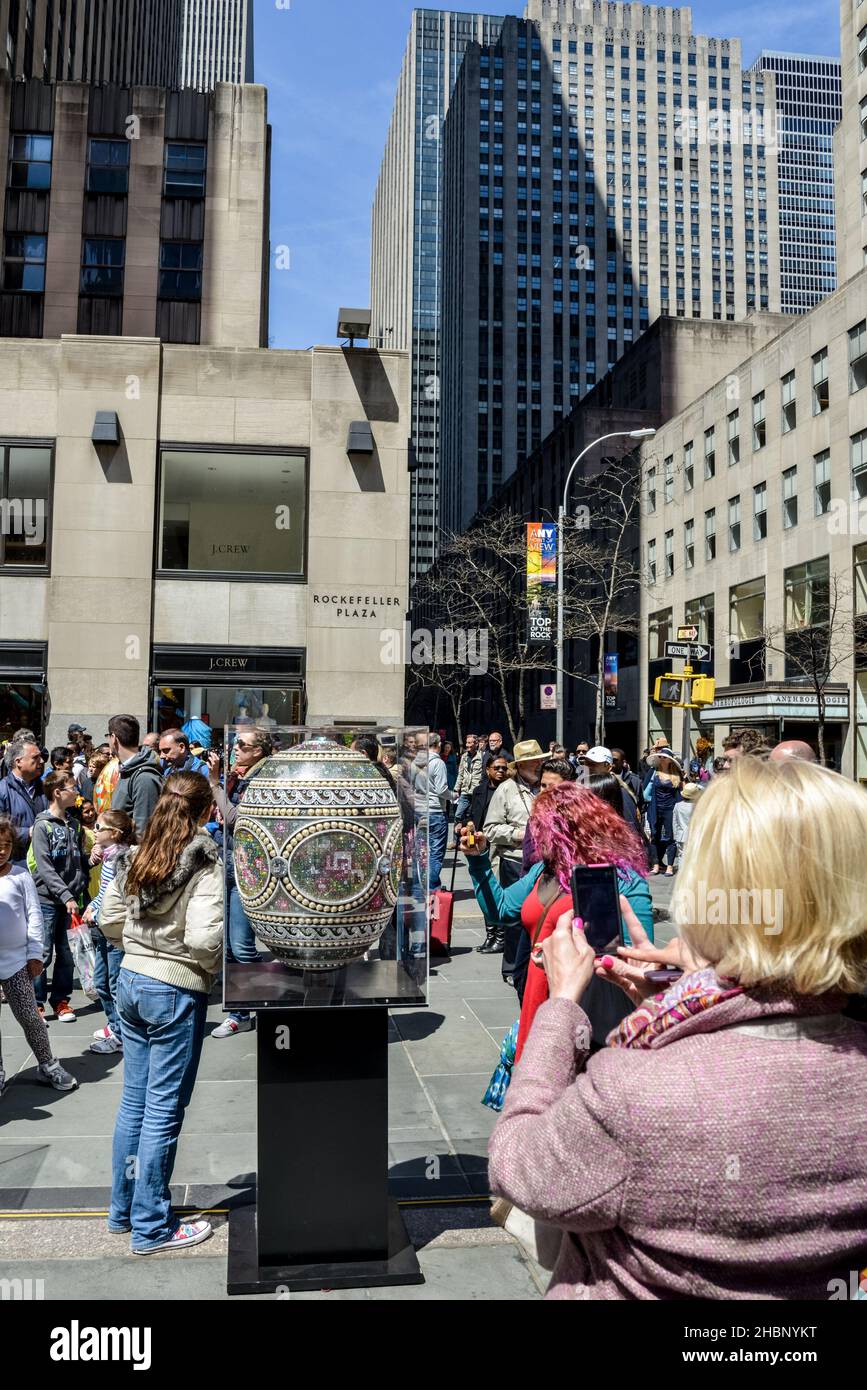 New York, États-Unis.20 avril 2014.La grande chasse aux œufs de Fabergé, les œufs exposés au Rockefeller Center.Credit: Jim DeLillo/Alamy Un oeuf de Fabergé (russe: яйцо Фаберже́, yaytso Faberzhe) est un oeuf de bijoux créé par la maison de bijoux de Fabergé, à Saint-Pétersbourg, Empire russe. Banque D'Images
