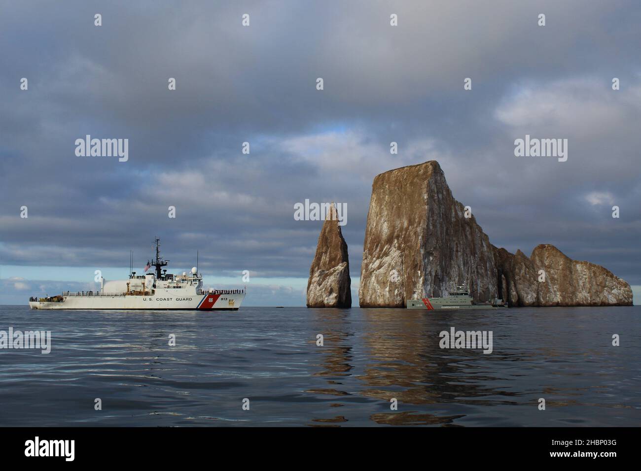 Le Mohawk de l'USCGC (WMEC 913) et la marine équatorienne LAE Isla San Cristobal (LG 30) traversent la formation rocheuse du Lion endormi en mer le 28 novembre 2021, dans les îles Galapagos.Le célèbre couteau d'endurance moyenne de classe est retourné à homeport à Key West dimanche après avoir terminé un déploiement révolutionnaire de 45 jours dans l'océan Pacifique est. (États-UnisPhoto de la Garde côtière par USCGC Mohawk) Banque D'Images