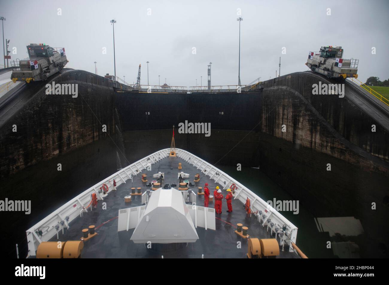 Le personnel à bord de l'USCGC Stone (WMSL 758) traverse le canal de Panama, au Panama, le 21 novembre 2021.Les États-Unis et le Panama coopèrent de nombreuses façons, y compris la lutte contre le trafic illicite de drogues et d'autres activités criminelles, ainsi que la promotion du développement économique, démocratique et social par le biais d'agences américaines et internationales.(É.-U.Photo de la Garde côtière par l'agent Petty 2nd classe Shannon Kearney) Banque D'Images