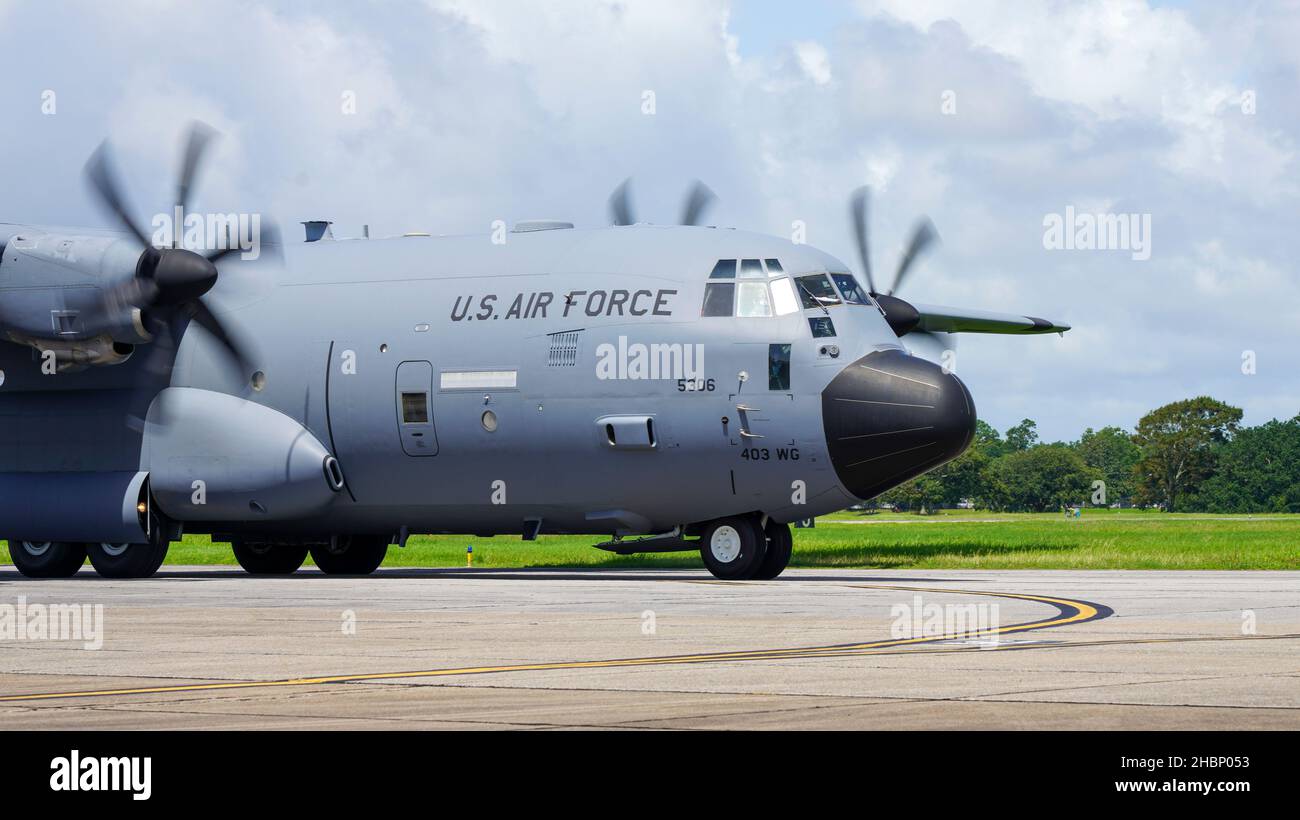 Un avion super Hercules WC-130J affecté à l'escadron de reconnaissance météorologique 53rd de la base aérienne de Keesler, dans les divers, des taxis avant son vol de vérification fonctionnelle le 13 juillet 2021.Cet avion a pris son envol après des mois de réparations importantes de son aile causées par un incendie qui a laissé un trou de la taille d'un basket-ball dans l'aile.(É.-U.Photo de la Force aérienne par 2nd Lt. Christopher Carranza) Banque D'Images