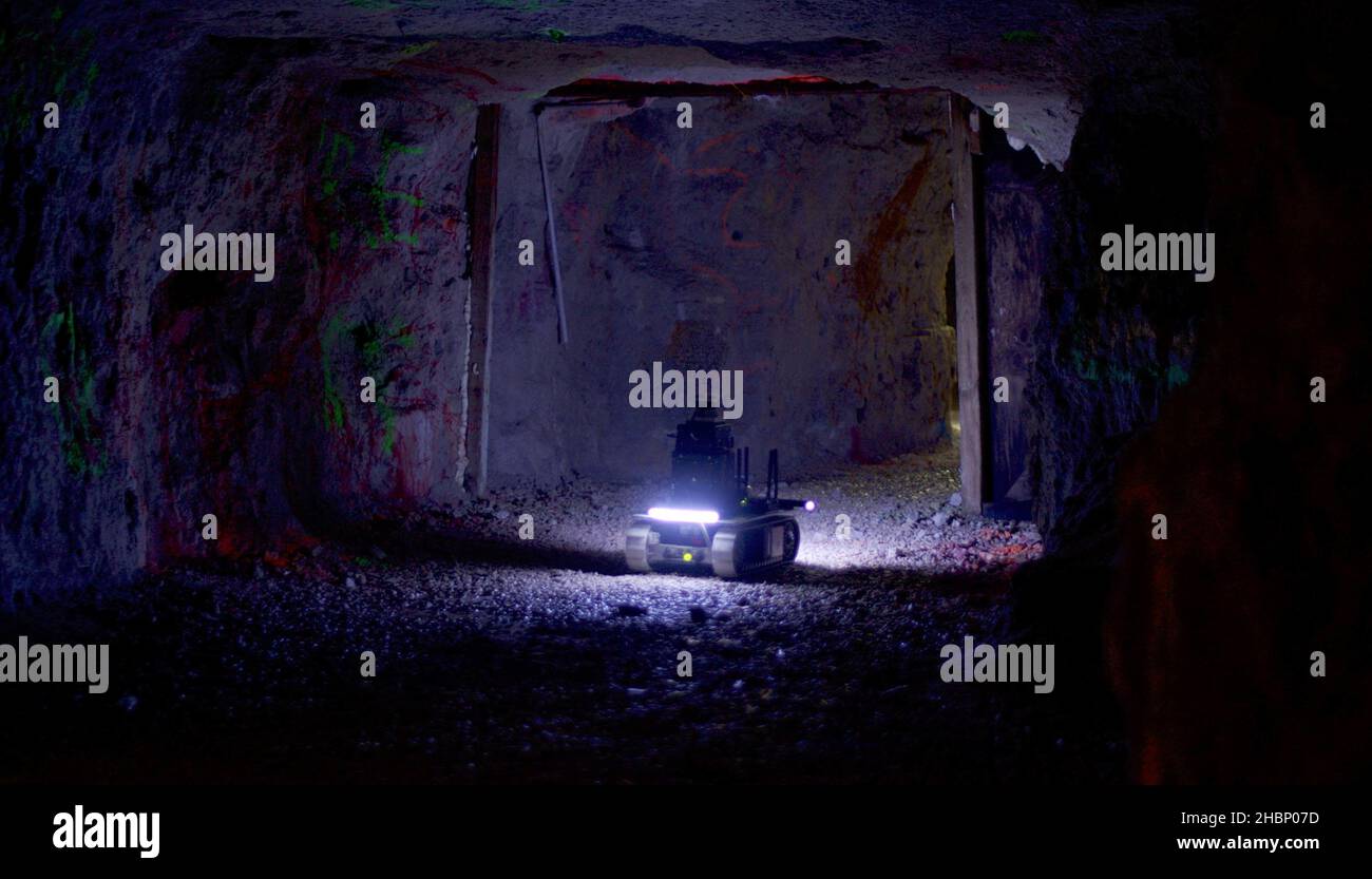 Le centre de systèmes de véhicules terrestres DEVCOM de l'armée des États-Unis a présenté des avancées technologiques robotiques et autonomes pour les environnements souterrains lors d'une démonstration le 2 décembre à Rolla, Missouri.Le déploiement de systèmes robotiques autonomes et à capteur peut fournir au combattant un avantage tactique en lui permettant d'effectuer des tâches de reconnaissance à distance et d'autres missions spécifiques, tout en réduisant l'exposition globale aux risques et en réduisant la charge physique et cognitive.(É.-U.Photo de l'armée par VIDS Corp) Banque D'Images