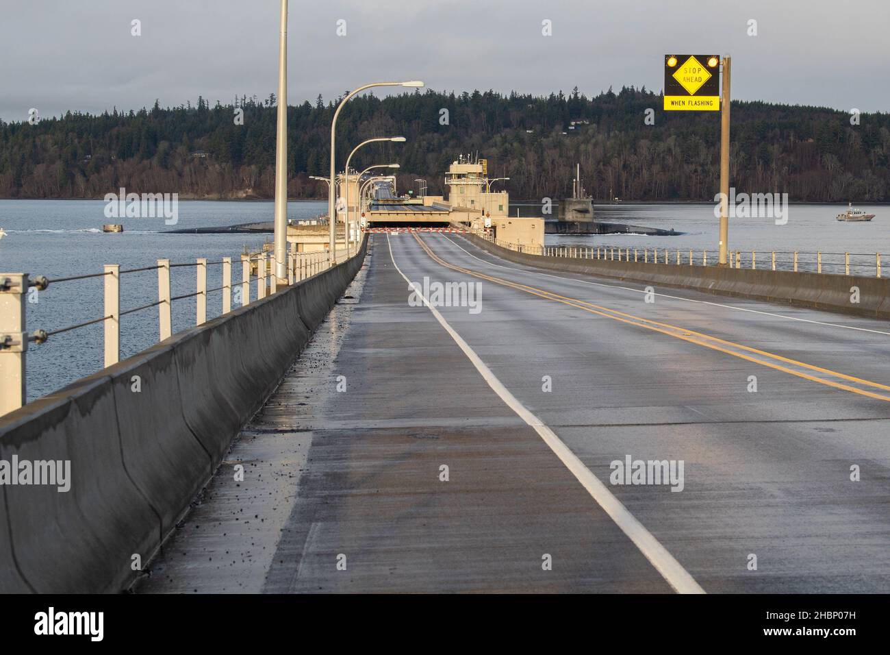 Le sous-marin de missiles balistiques de classe Ohio USS Nevada (SSBN 733) transite le Canal de Hood alors que le bateau quitte son homeport de la base navale de Kitsap-Bangor, Washington, pour une patrouille prévue le 16 décembre 2021.Le Nevada est l'un des huit sous-marins de missiles balistiques stationnés à la base, fournissant la partie la plus survivable de la triade de dissuasion stratégique pour les États-Unis (États-UnisMarine photo par communication de masse 2nd classe Ian Zagrocki) Banque D'Images