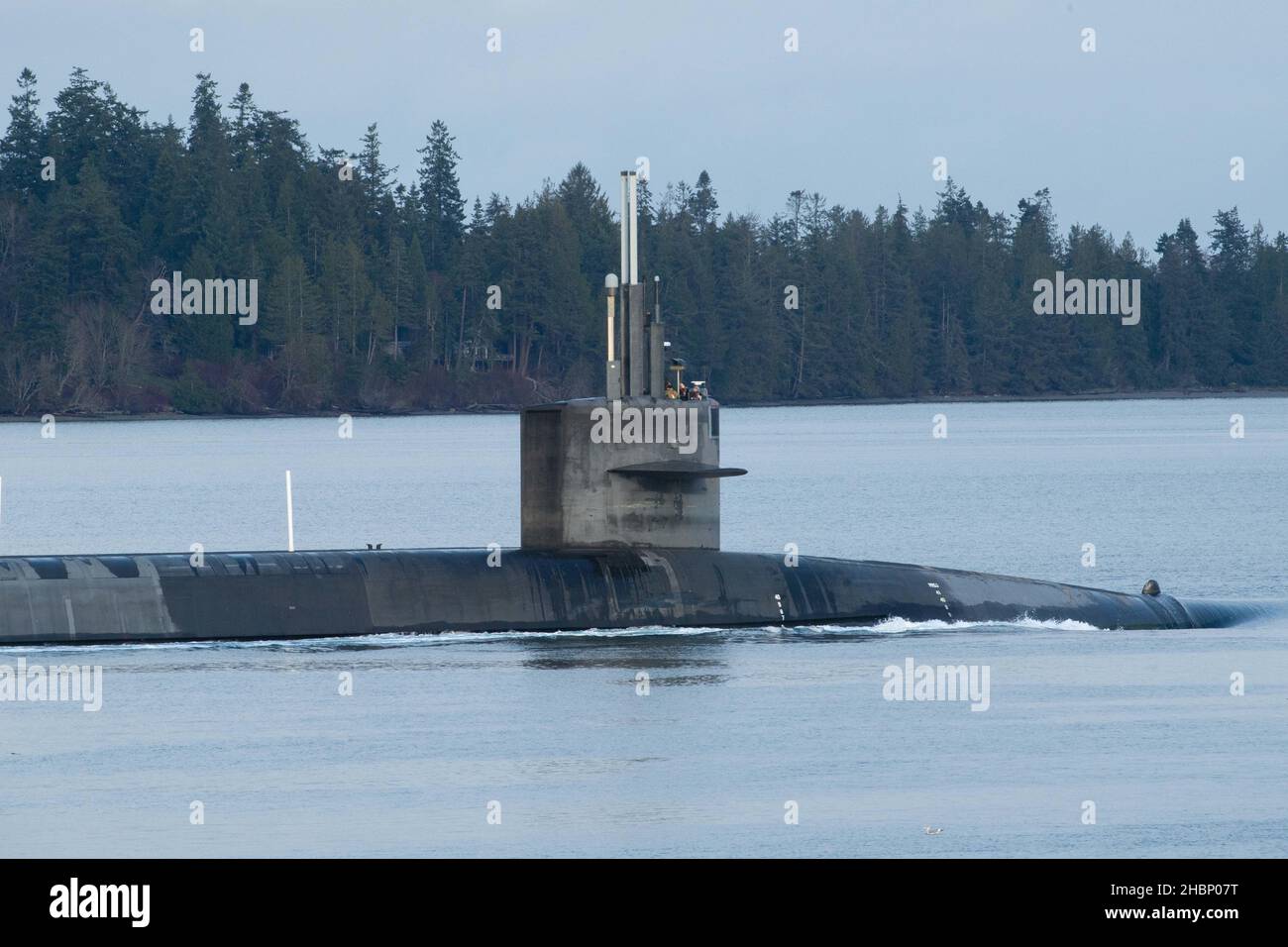 Le sous-marin de missiles balistiques de classe Ohio USS Nevada (SSBN 733) transite le Canal de Hood alors que le bateau quitte son homeport de la base navale de Kitsap-Bangor, Washington, pour une patrouille prévue le 16 décembre 2021.Le Nevada est l'un des huit sous-marins de missiles balistiques stationnés à la base, fournissant la partie la plus survivable de la triade de dissuasion stratégique pour les États-Unis (États-UnisMarine photo par communication de masse 2nd classe Ian Zagrocki) Banque D'Images