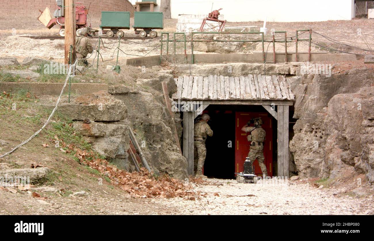 Le centre de systèmes de véhicules terrestres DEVCOM de l'armée des États-Unis a présenté des avancées technologiques robotiques et autonomes pour les environnements souterrains lors d'une démonstration le 2 décembre à Rolla, Missouri.Le déploiement de systèmes robotiques autonomes et à capteur peut fournir au combattant un avantage tactique en lui permettant d'effectuer des tâches de reconnaissance à distance et d'autres missions spécifiques, tout en réduisant l'exposition globale aux risques et en réduisant la charge physique et cognitive.(É.-U.Photo de l'armée par VIDS Corp) Banque D'Images