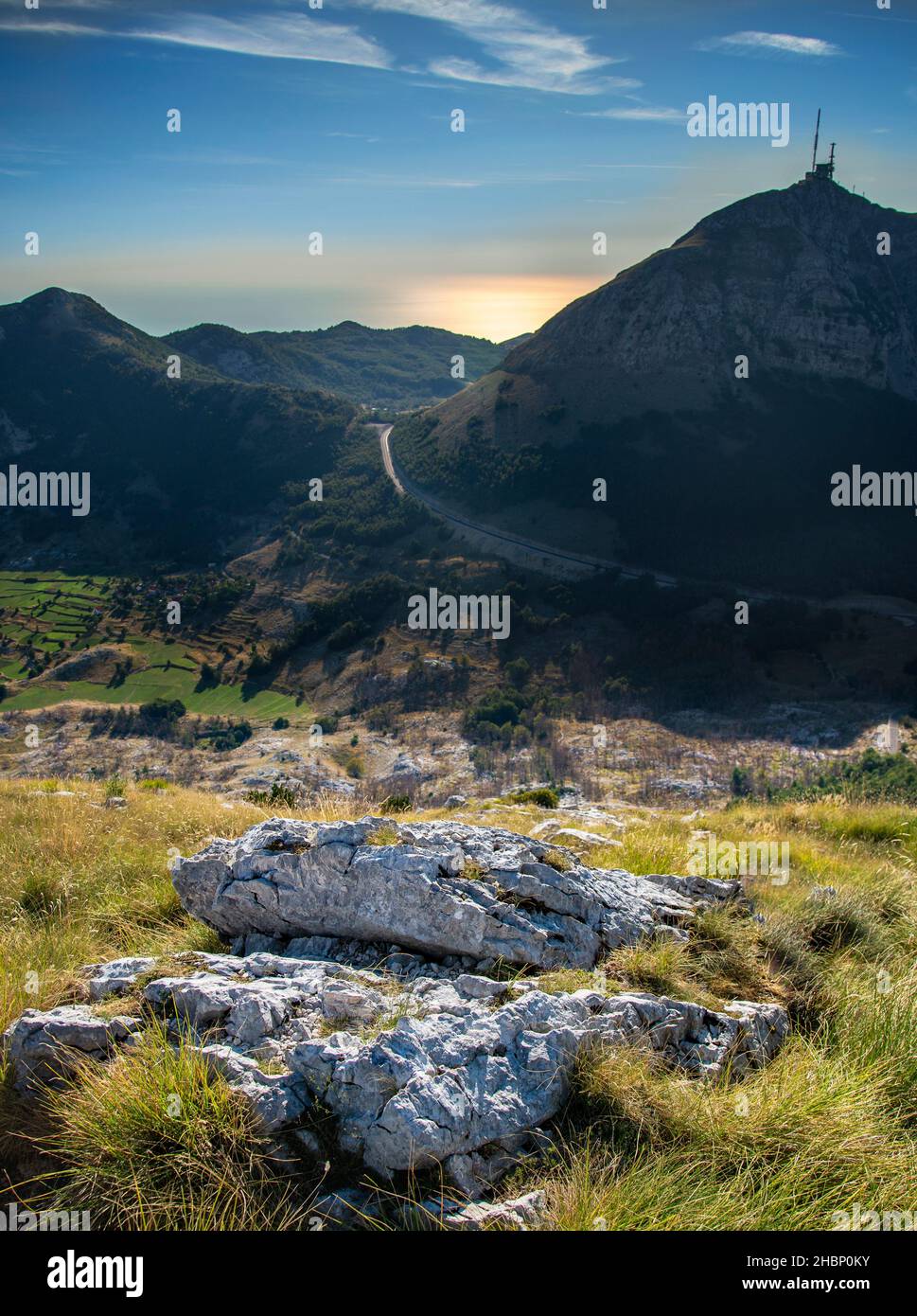 Vue depuis le sommet du mont Lovcen au mausolée de Njego, vue vers l'ouest et rétroéclairé par le soleil de la fin de l'été. Banque D'Images