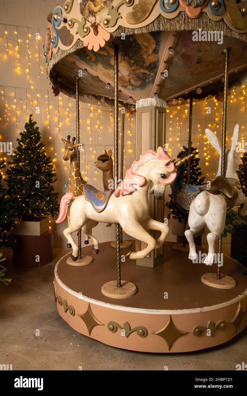 Carrousel d'attraction pour enfants avec arbres de noël Banque D'Images