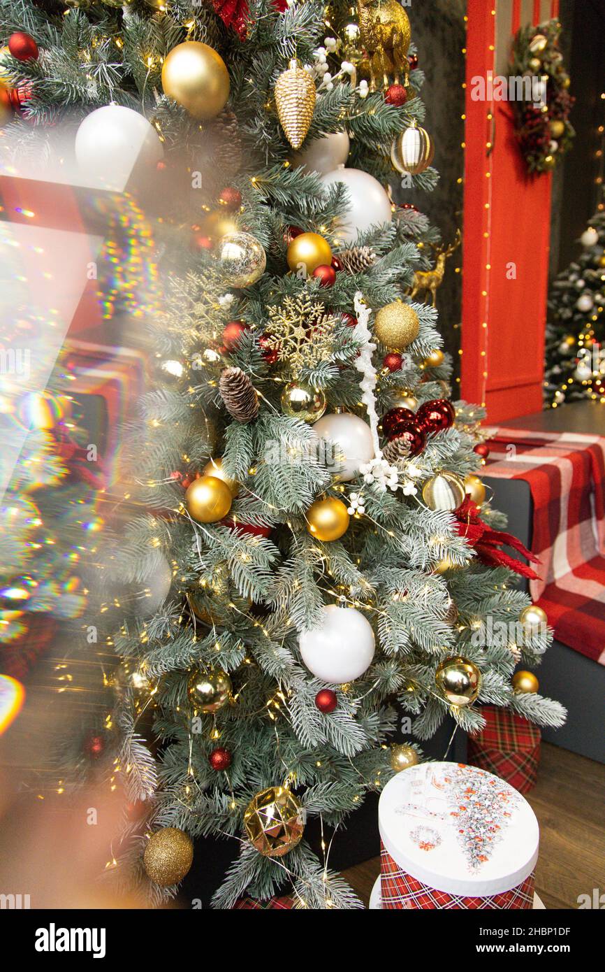 arbre de noël avec jouets rouges et dorés Banque D'Images
