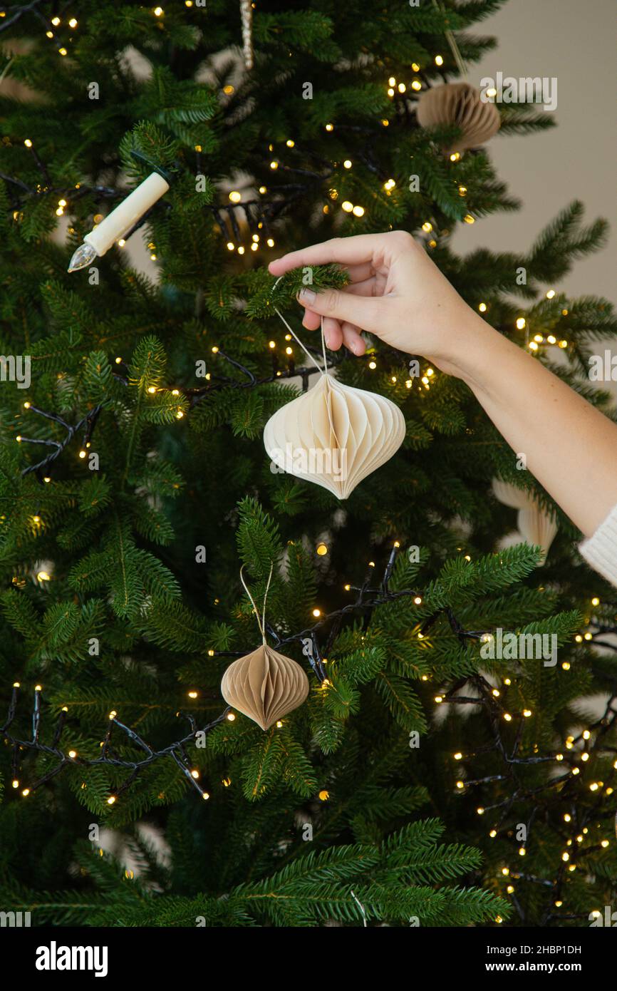arbre de noël avec jouet de noël décoré par la femme Banque D'Images