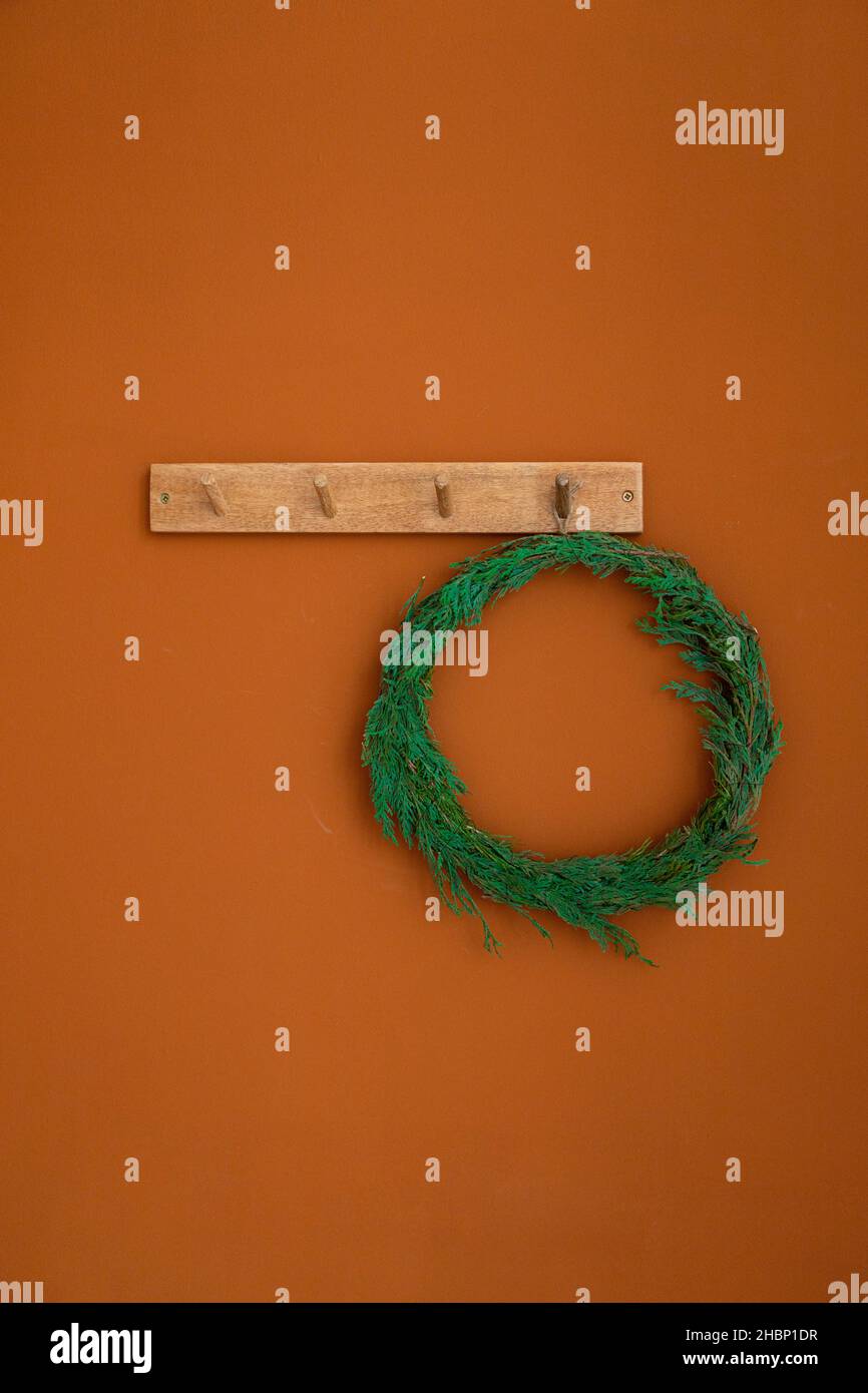 couronne d'arbre de noël sur le mur brun orange Banque D'Images