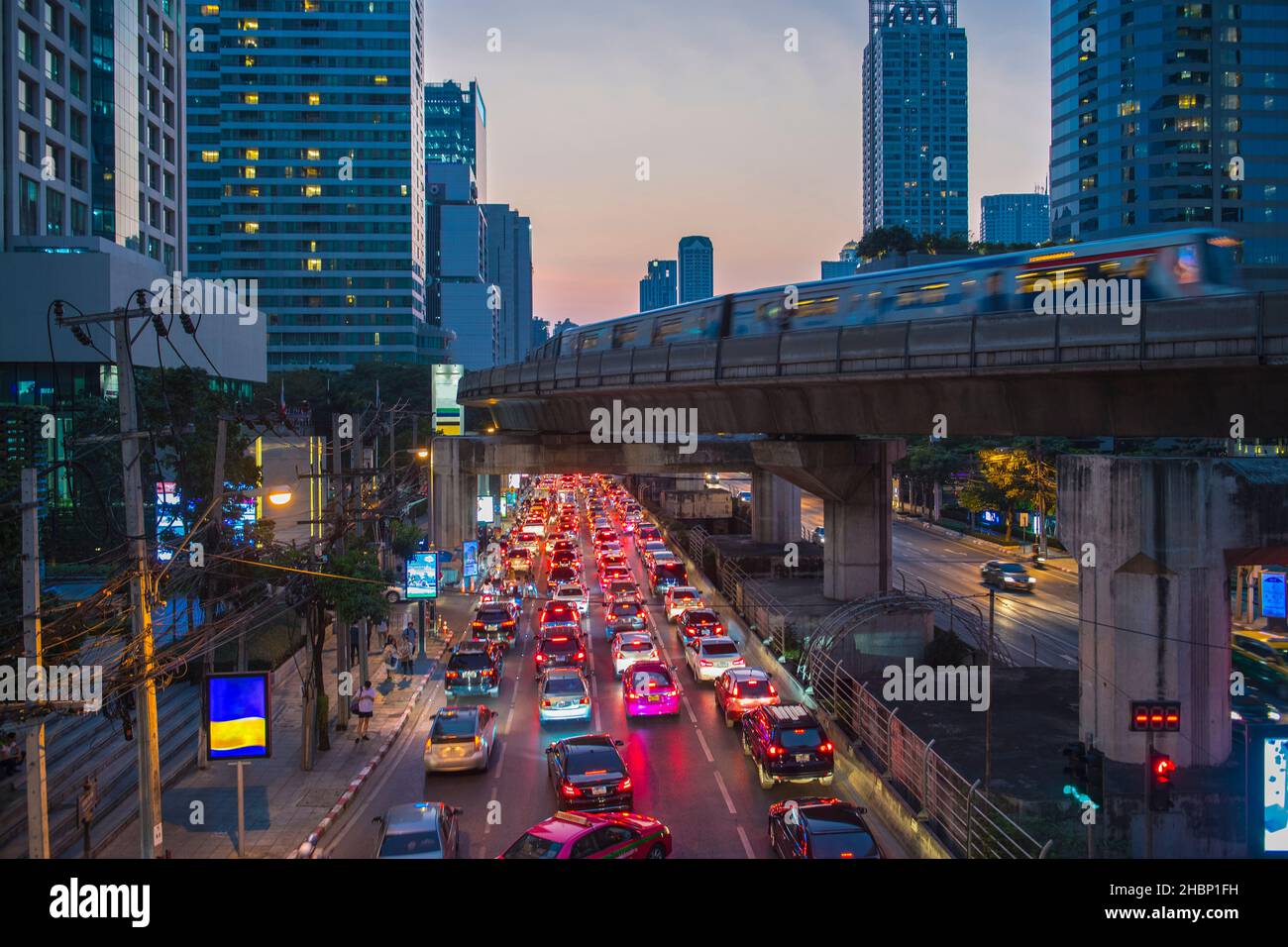 Route très fréquentée dans le quartier Sathorn de Bangkok Banque D'Images
