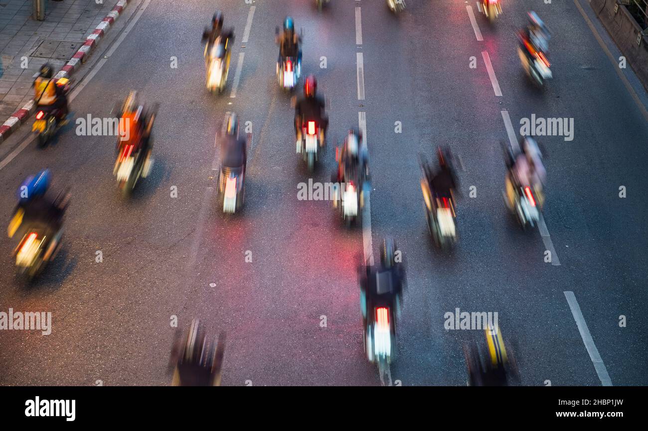 Image floue de motos sur une route à Bangkok Banque D'Images