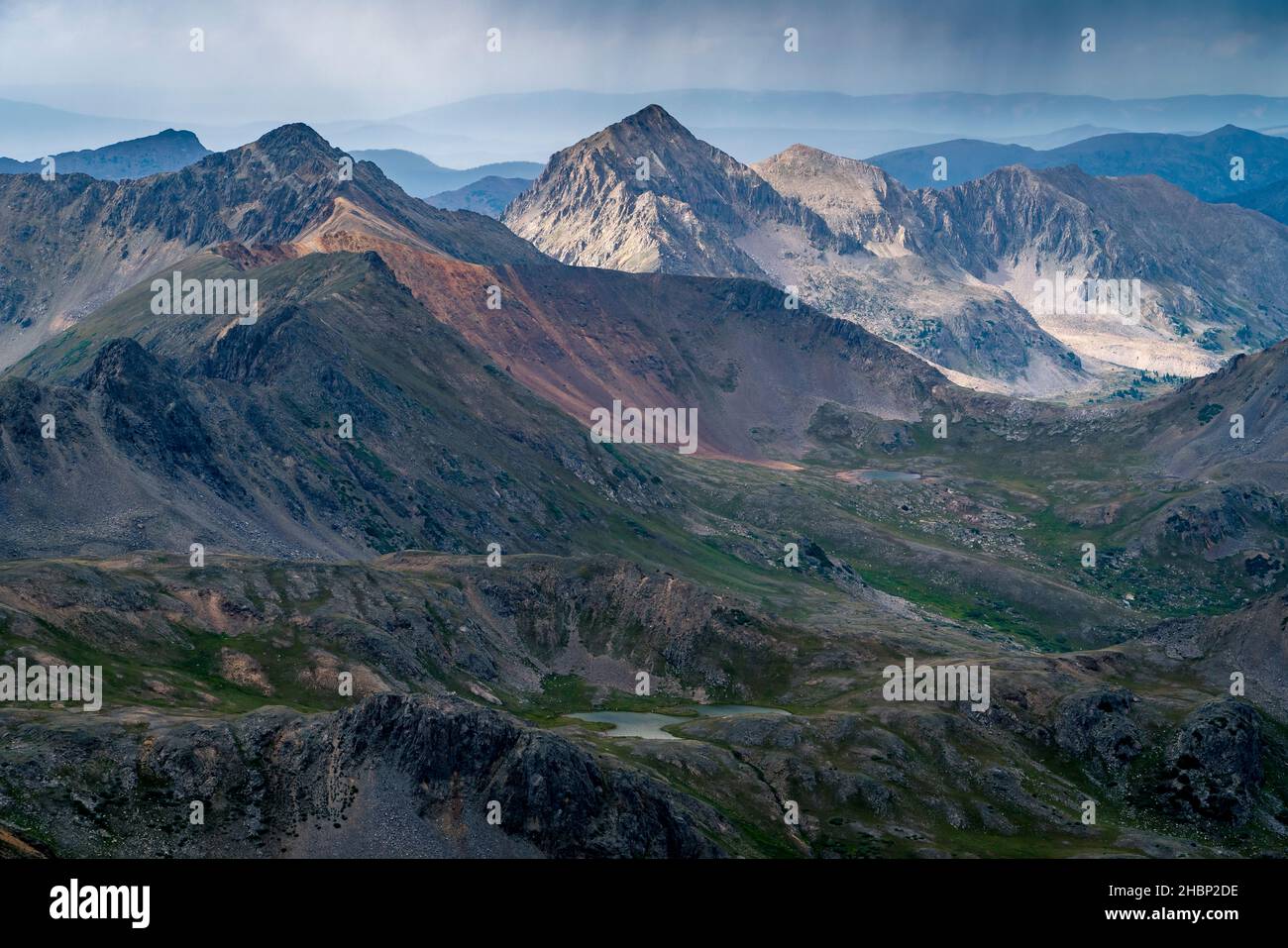 Belle vue de la chaîne de montagnes contre ciel nuageux Banque D'Images