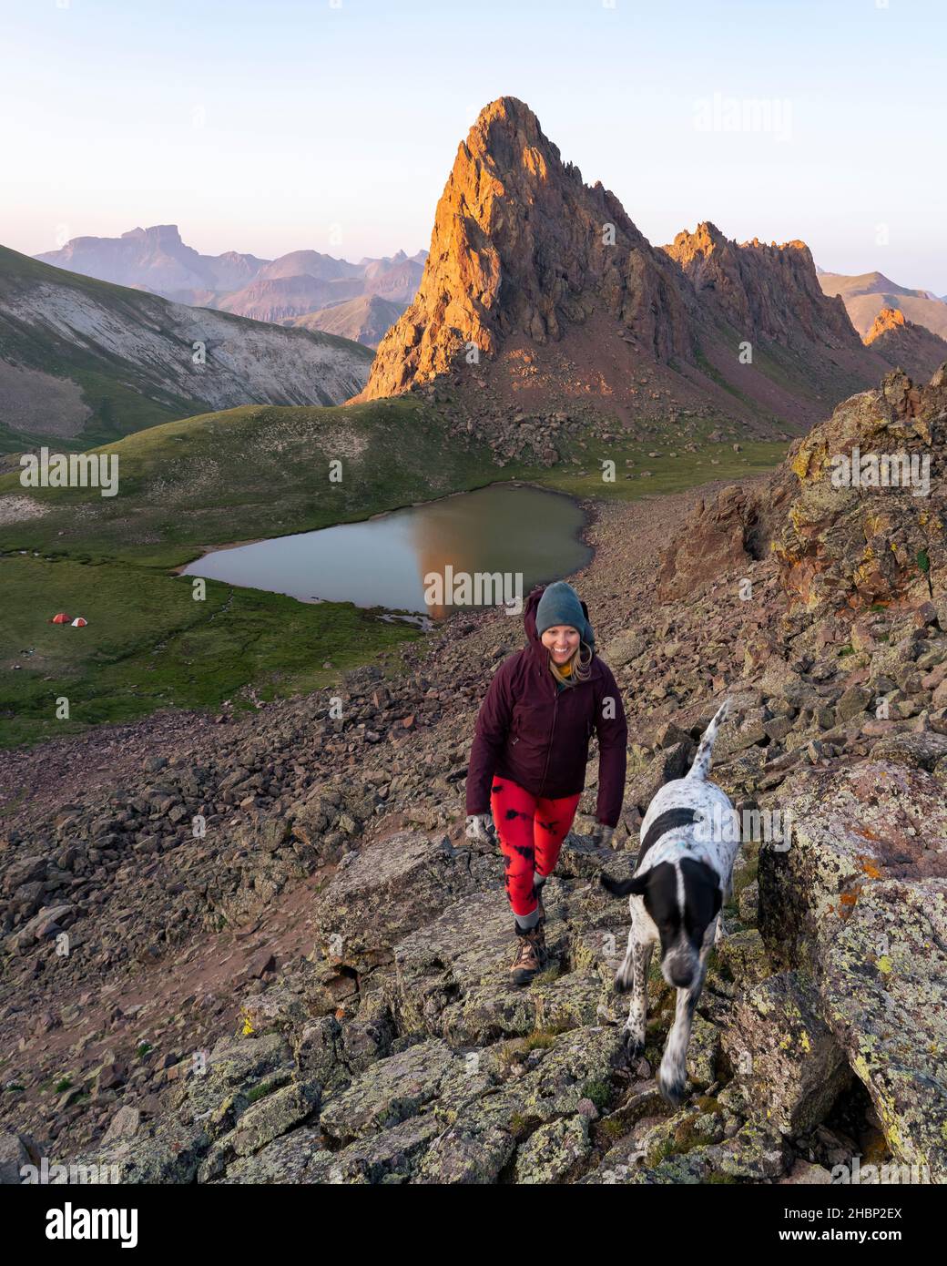 Randonnée pédestre avec un chien en montagne pendant les vacances Banque D'Images