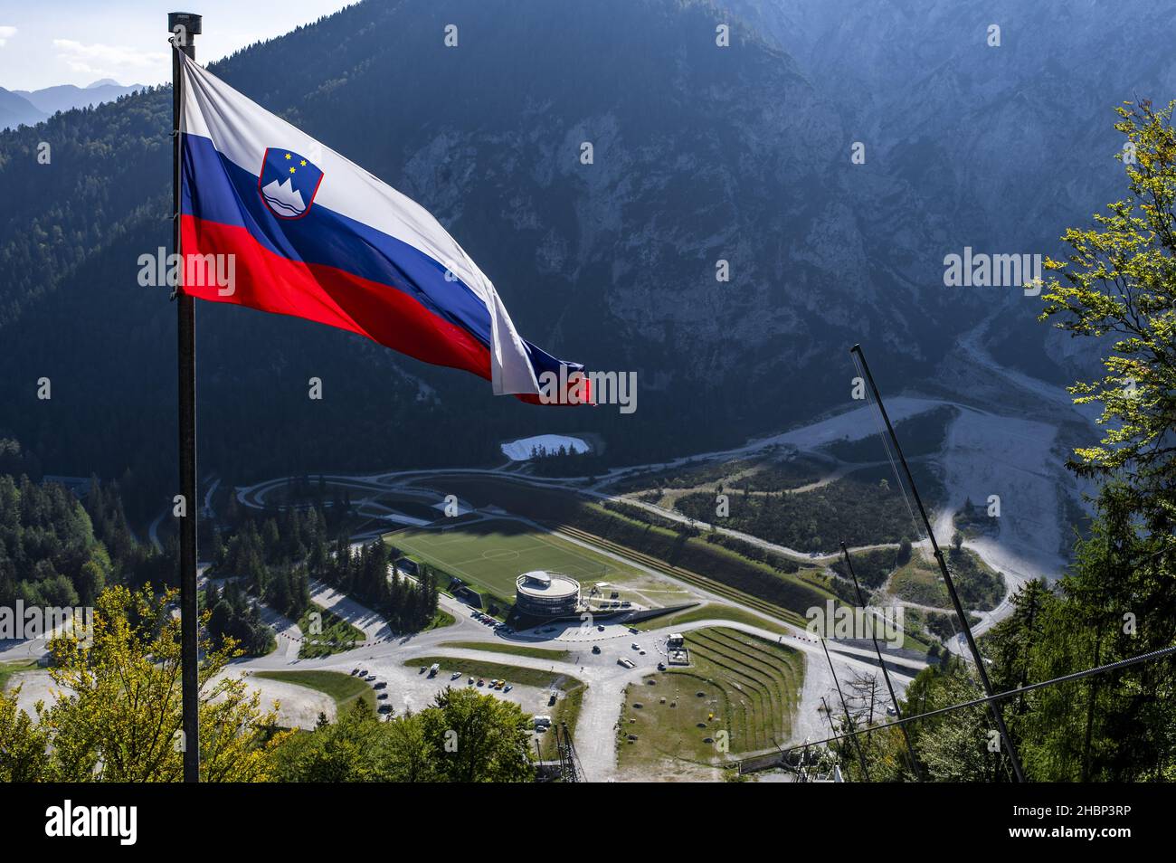 Une photo aérienne d'un drapeau slovène vibrer avec des montagnes en arrière-plan Banque D'Images Une photo aérienne d'un drapeau slovène vibrer avec des montagnes en arrière-plan Banque D'Images