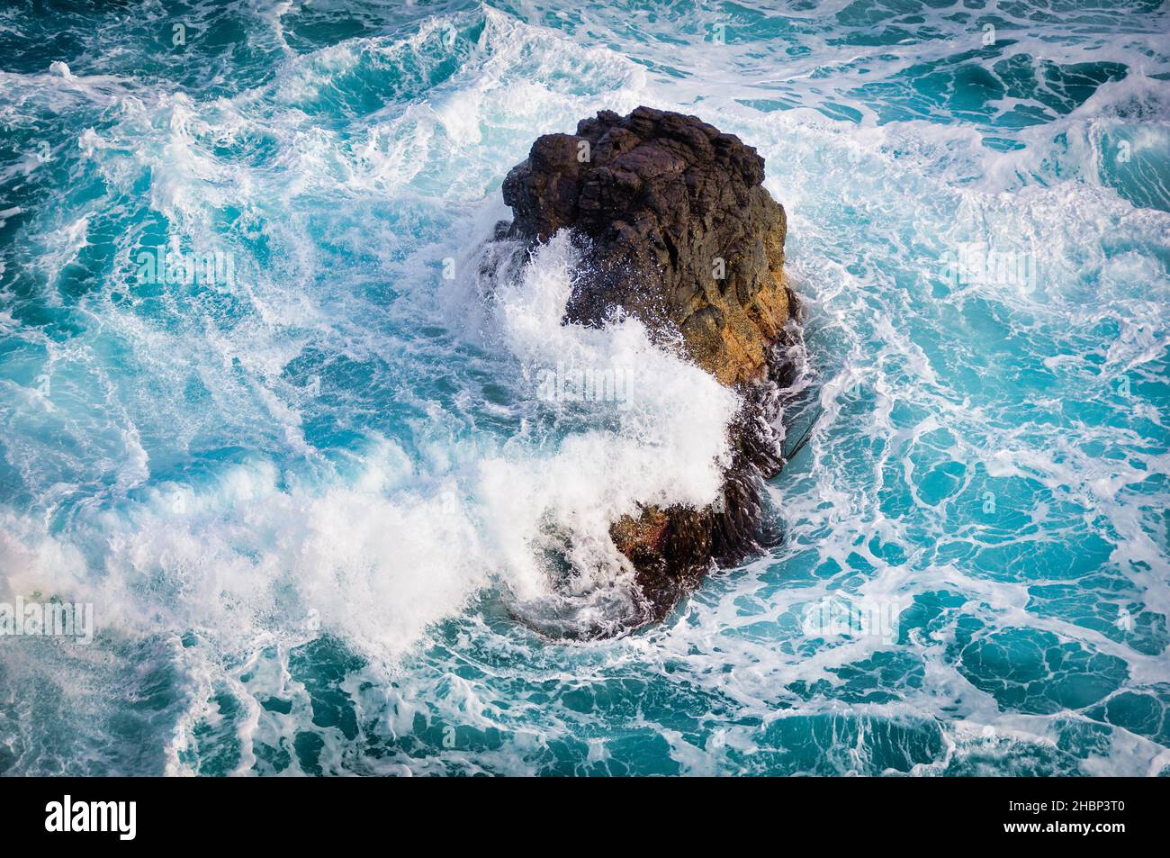 Écrasant les vagues aux Nobbies - Phillip Island, Victoria, Australie Banque D'Images