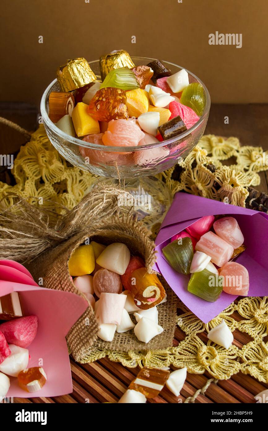 Les bonbons traditionnels turcs durs colorés sont Akide dans un plateau en bois avec un tissu de dentelle fait à la main.The Sugar Feast concept. Banque D'Images