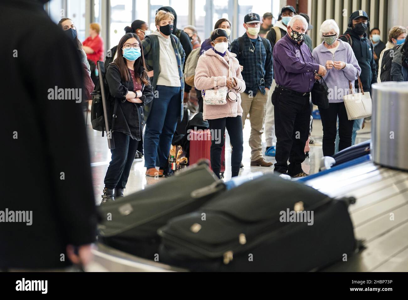 Les gens attendent leurs bagages à l'aire de retrait des bagages à  l'aéroport international Hartsfield-Jackson d'Atlanta à Atlanta, Géorgie,  États-Unis le 20 décembre 2021.REUTERS/Elijah Nouvelage Photo Stock - Alamy