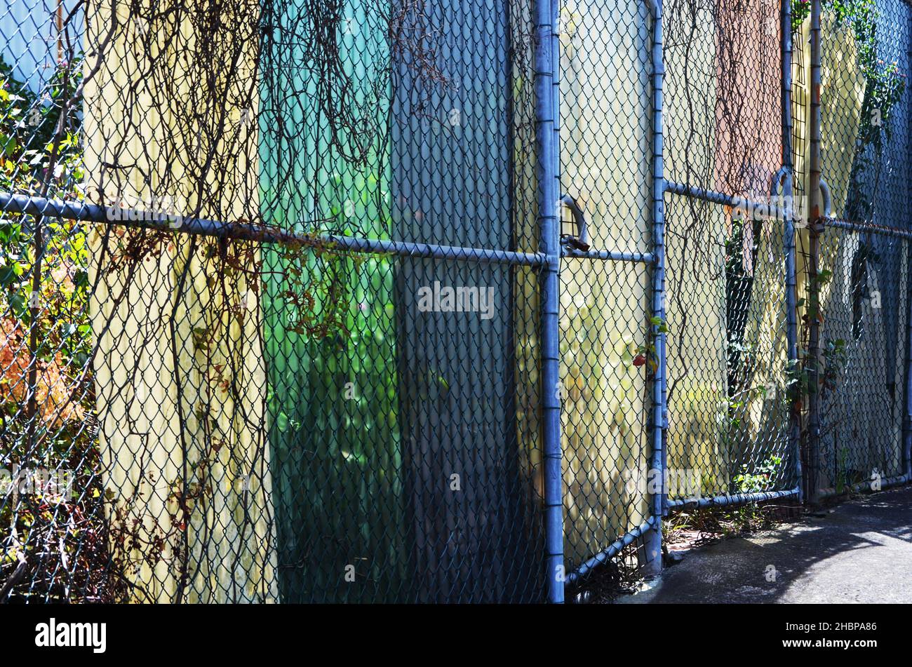 Des clôtures métalliques sur la rue restreignent l'accès Banque D'Images