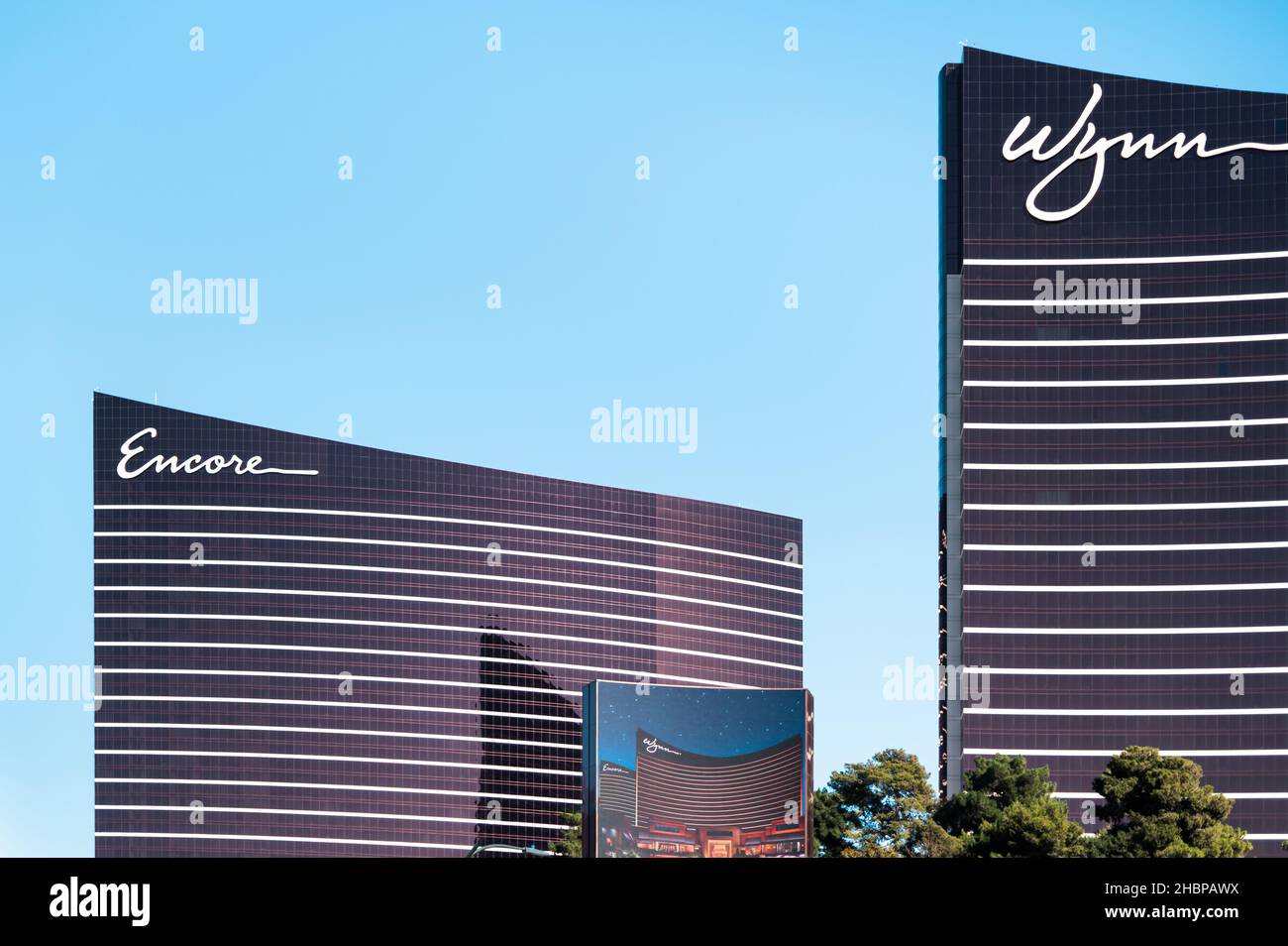 Las Vegas, Nevada, Etats-Unis - 29 novembre 2021 : encore et Wynn Hotel and Resorts Against a Blue Sky Banque D'Images