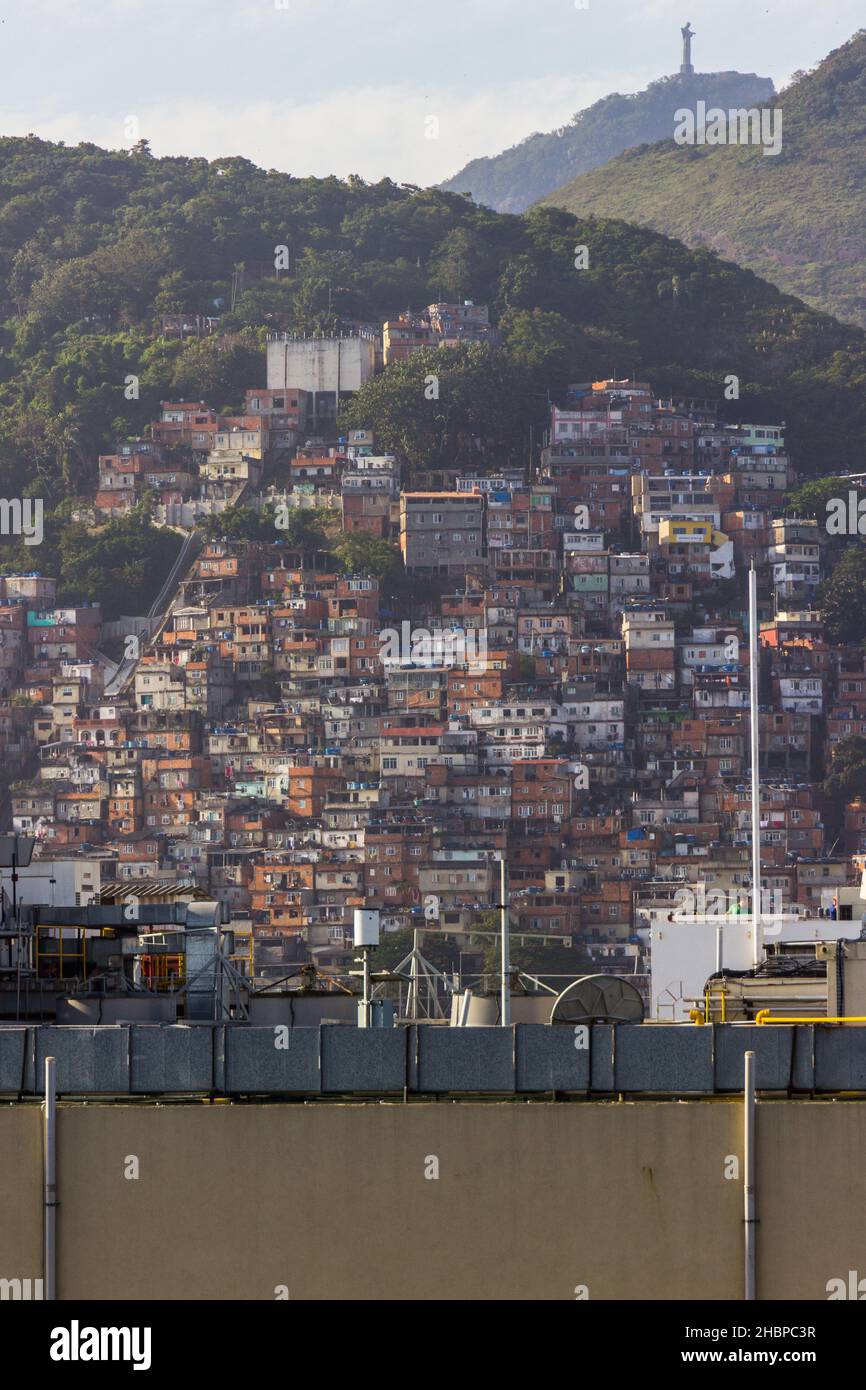 la colline de cantagalo et le Christ Rédempteur à Rio de Janeiro, Brésil - 24 novembre 2021 : la colline de cantagalo et le Christ Rédempteur vus d'une construction Banque D'Images