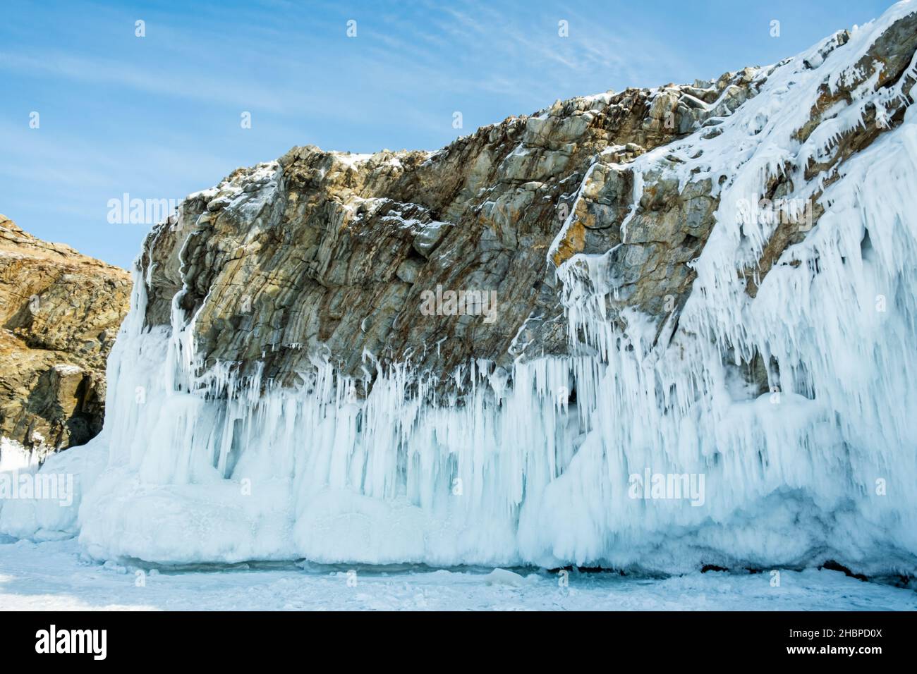 Rive glacée de l'île sur le lac Baikal en hiver.Sibérie, Russie. Banque D'Images