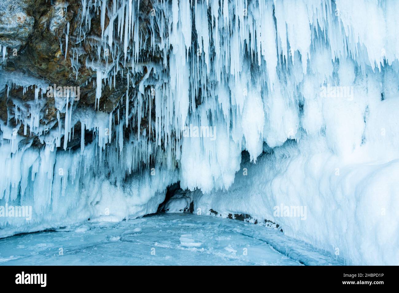 Grotte de glace avec d'énormes glaçons sur le lac Baikal en hiver.Sibérie, Russie.L'hiver dans la nature. Banque D'Images