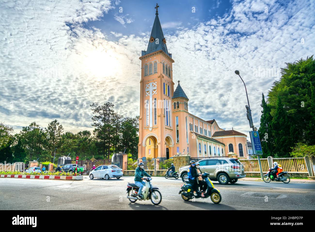 La vue à l'extérieur de la cathédrale de poulet un matin d'hiver.C'est un lieu religieux spirituel et sert les touristes à Da lat, Vietnam. Banque D'Images