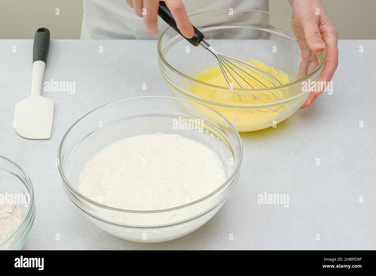 Des blancs d'œufs et des jaunes d'œufs dans des bols en verre rapprochent de la table de cuisine.Processus de cuisson, recette de gâteau au chocolat étape par étape Banque D'Images