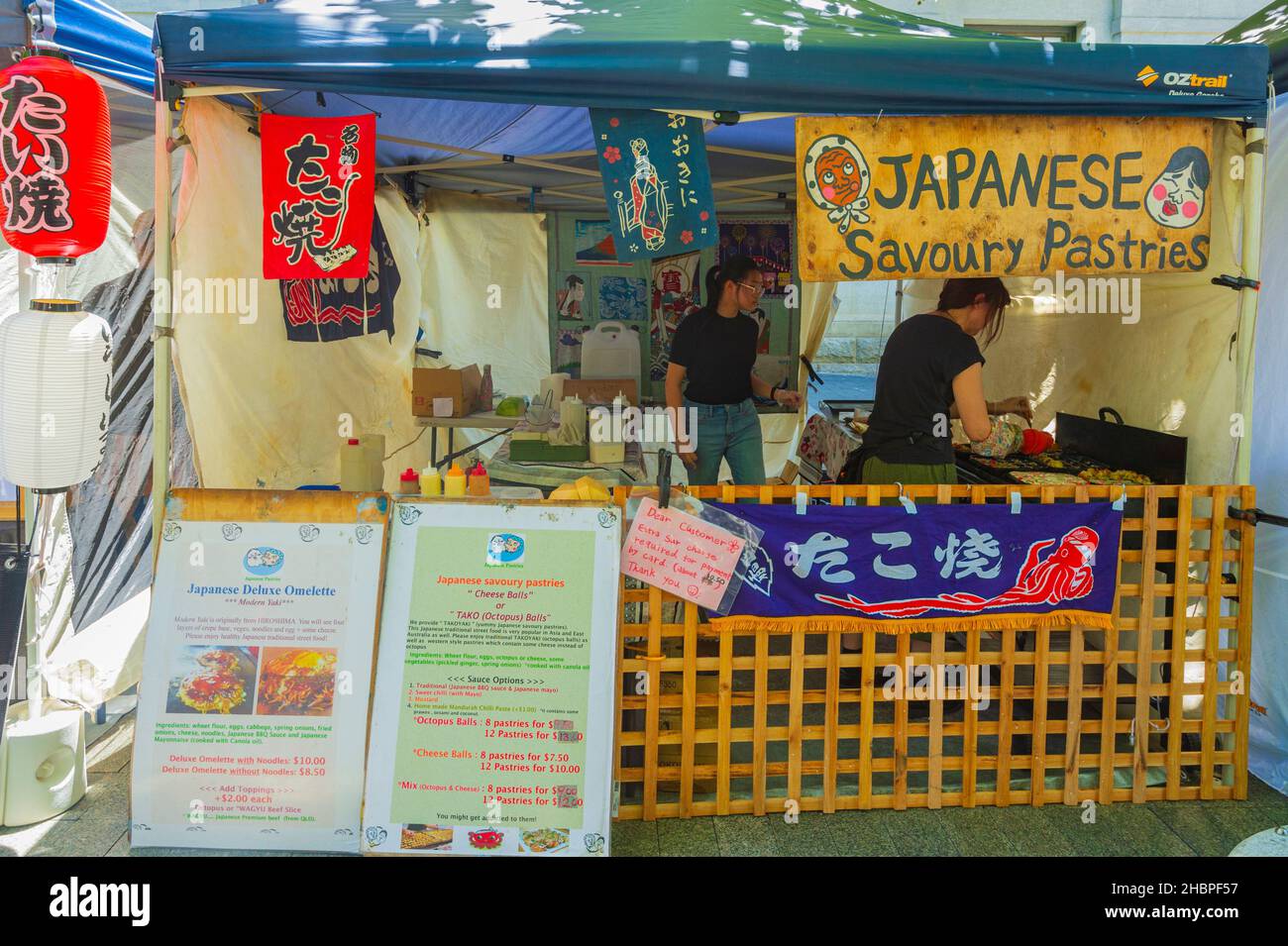 Les pâtisseries salées japonaises sont stall au marché du dimanche sur Murray Street, le quartier des affaires de Perth, l'Australie occidentale, WA, Australie Banque D'Images