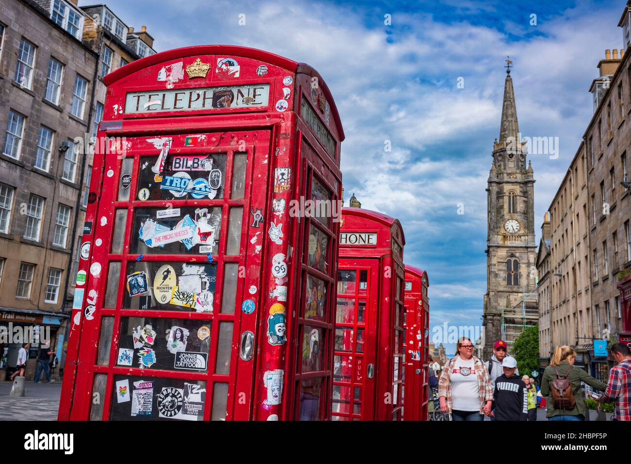 Édimbourg, Royaume-Uni - 22 juin 2019 : la boîte téléphonique rouge, un site populaire dans tout le Royaume-Uni et vu ici au Royal Mile, a été conçue par Sir G Banque D'Images