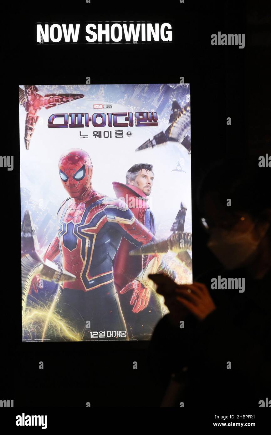 21st décembre 2021.21st décembre 2021.« Spider-Man » éclate le box office  de la Corée du Sud cette photo prise dans un cinéma de Séoul le 21 décembre  2021 montre une affiche pour «