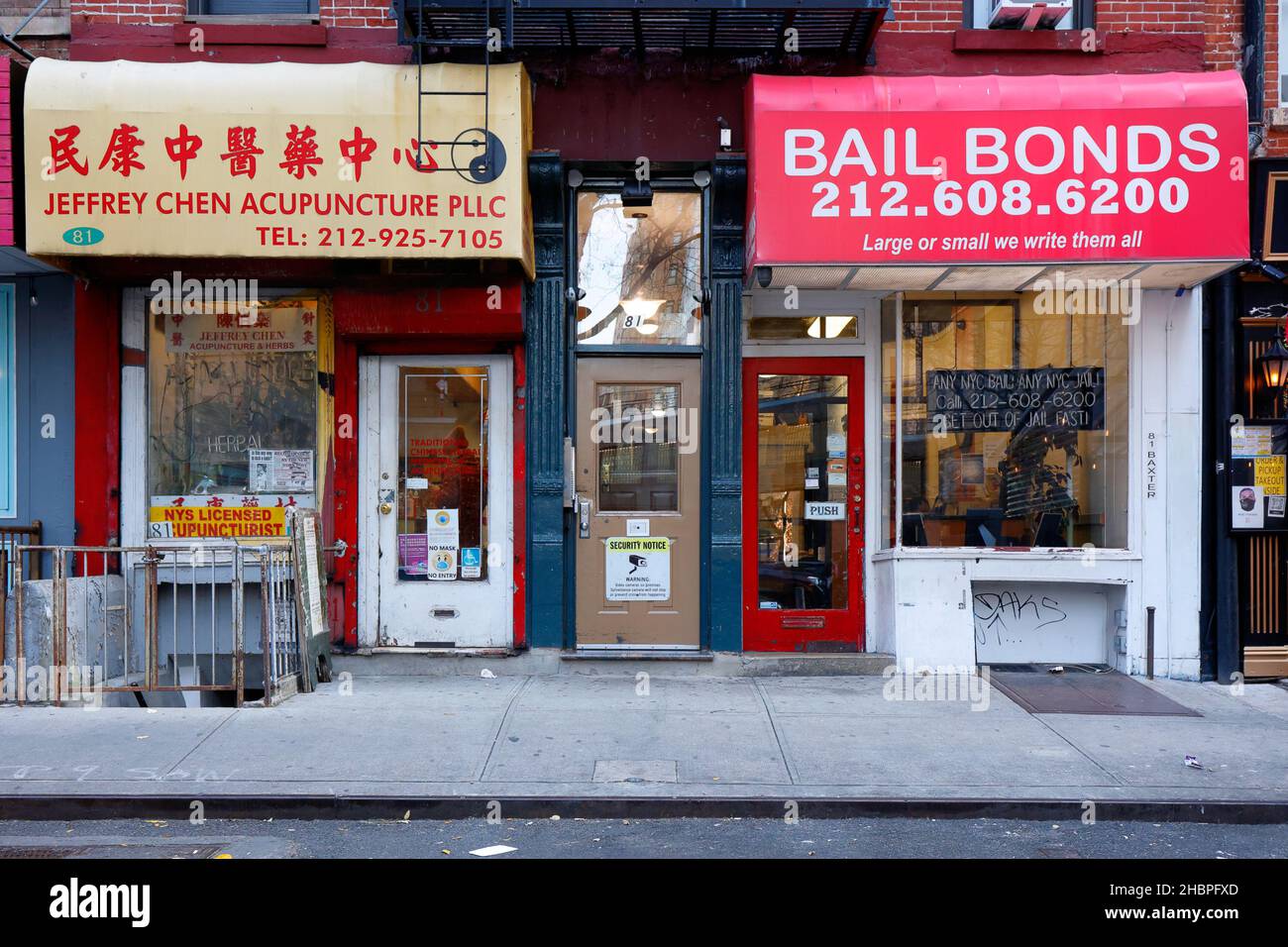 Magasin de l'acupuncteur et de l'attaché de sauvetage, 81 Baxter St, New York, NY, dans le quartier chinois de Manhattan. Banque D'Images