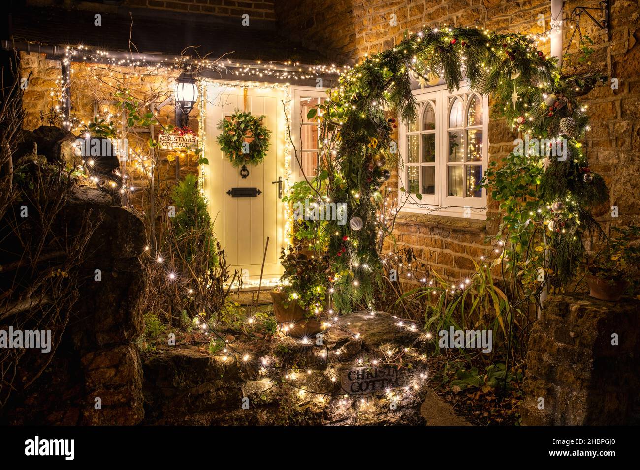 Cottage de Noël avec lumières de fées la nuit.Great Bourton, Oxfordshire, Angleterre Banque D'Images