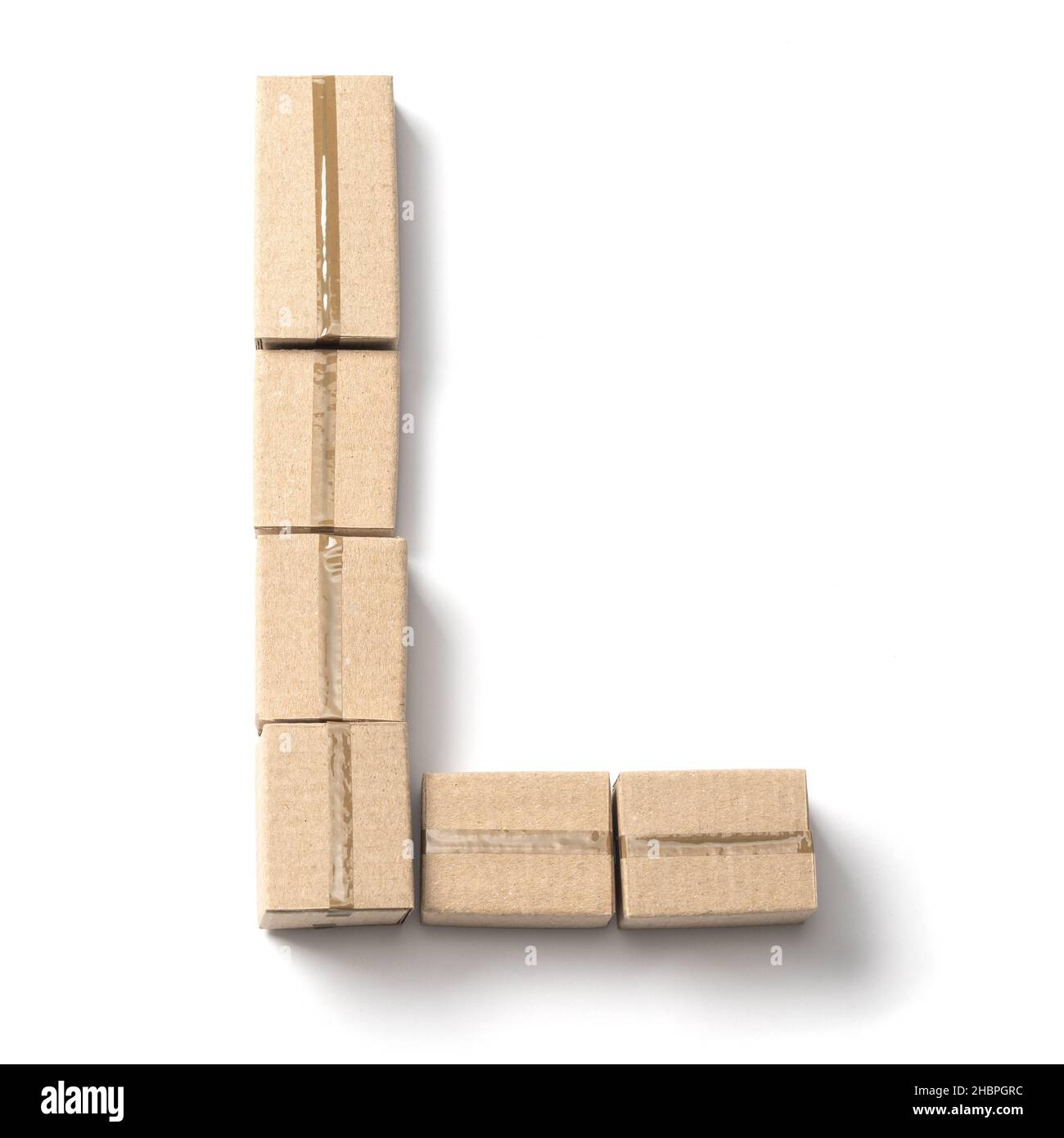 Lettre L. Alphabet des boîtes en carton pour livraison isolées sur fond blanc. Banque D'Images