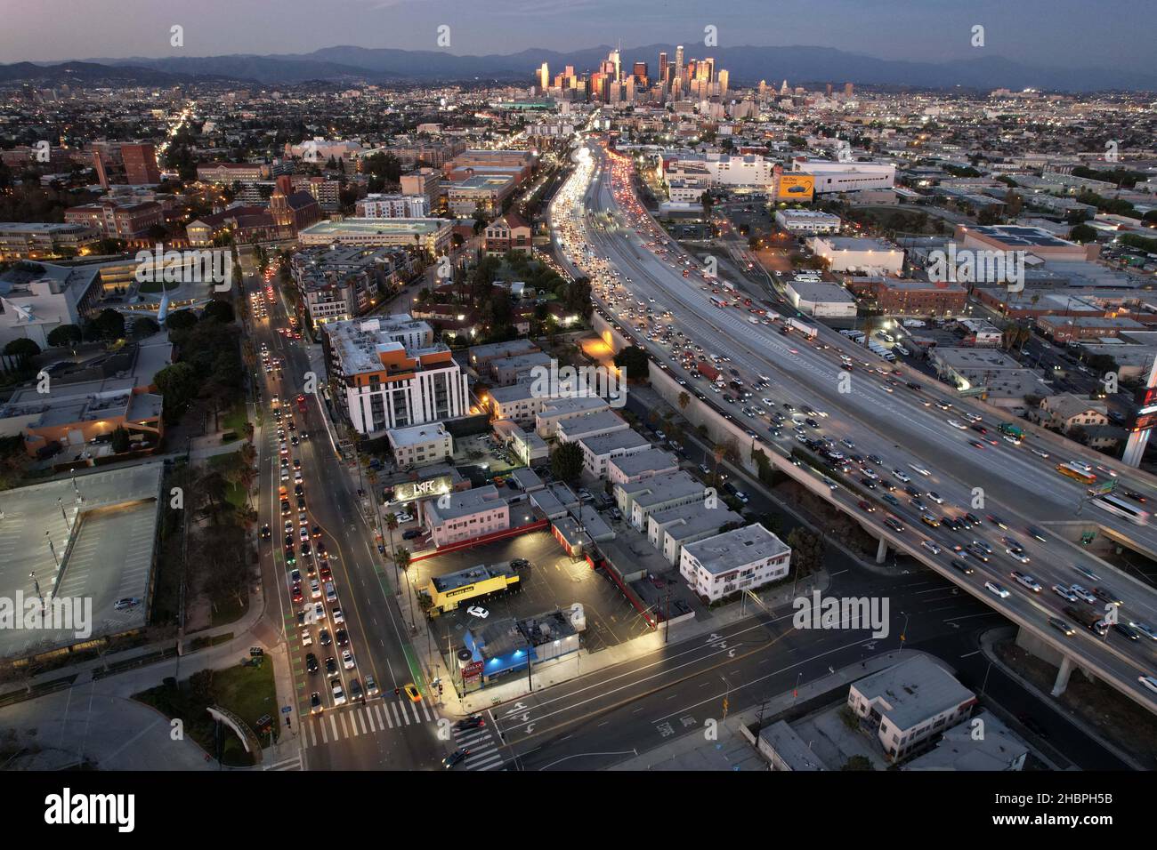 Une vue aérienne du trafic aux heures de pointe sur l'autoroute Interstate 110, mercredi 15 décembre 2021, à Los Angeles. Banque D'Images