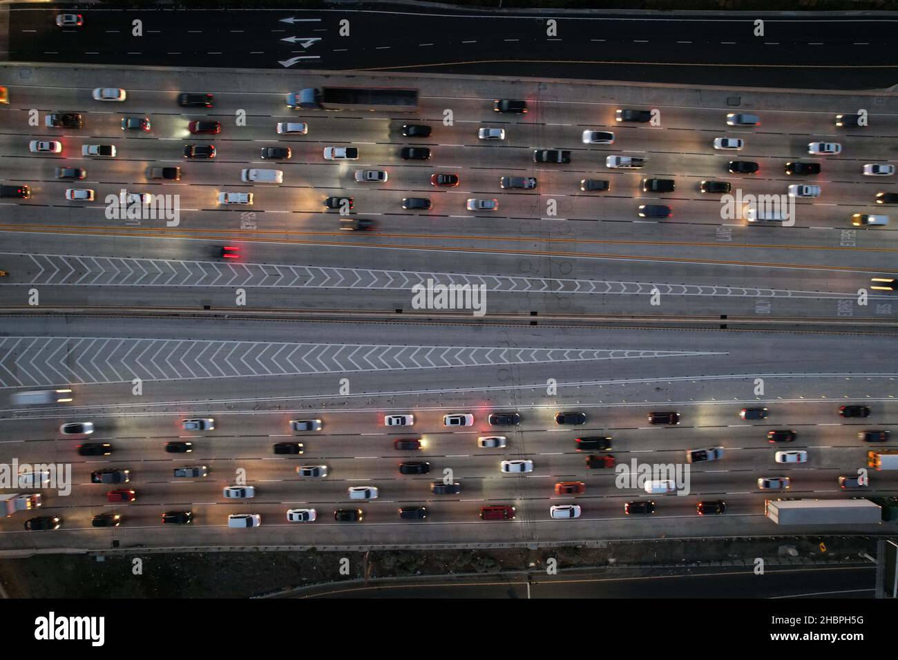 Une vue aérienne du trafic aux heures de pointe sur l'autoroute Interstate 110, mercredi 15 décembre 2021, à Los Angeles. Banque D'Images