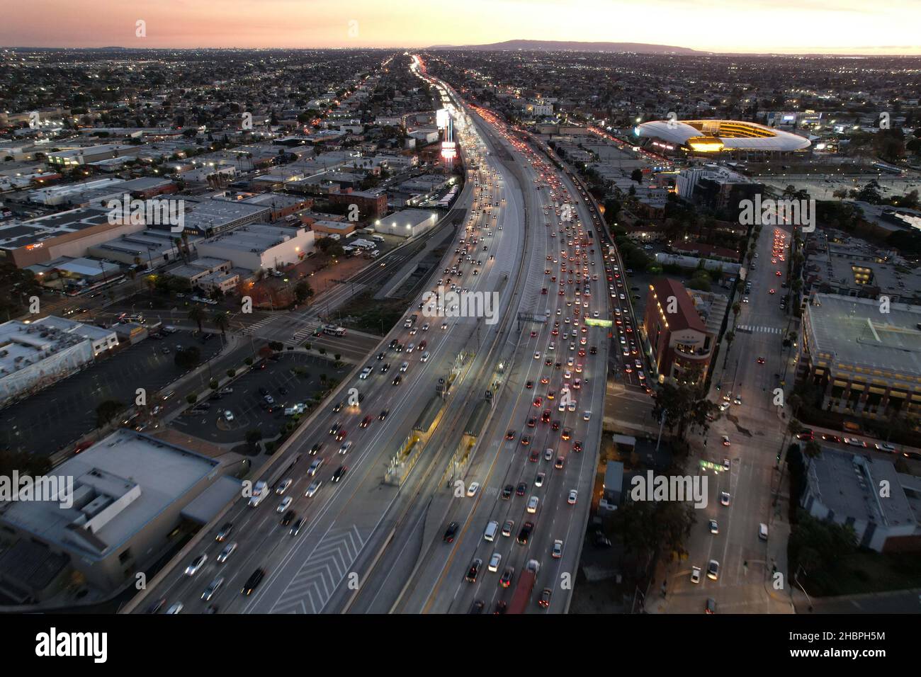 Une vue aérienne du trafic aux heures de pointe sur l'autoroute Interstate 110, mercredi 15 décembre 2021, à Los Angeles. Banque D'Images