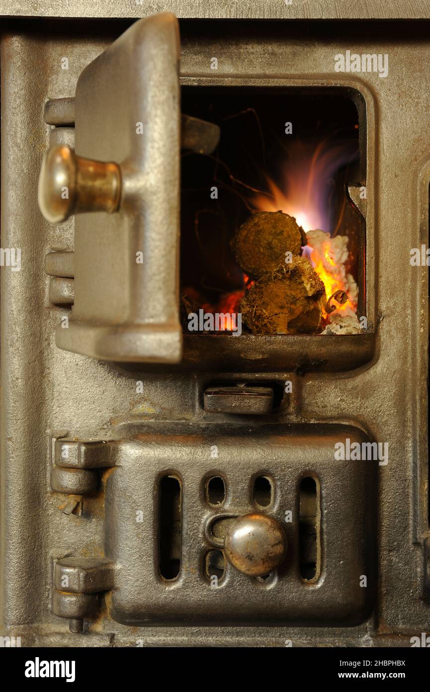 Feu dans la cuisinière, fer à repasser Banque D'Images