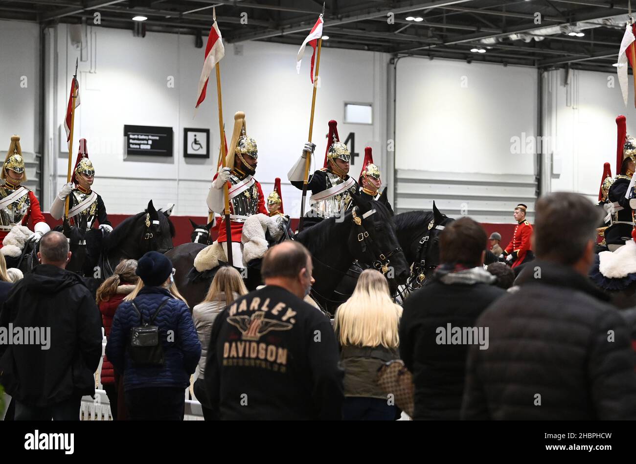 Royal Victoria Dock, Royaume-Uni.20th décembre 2021.Spectacle équestre international de Londres.Excel Londres.Quai Royal Victoria.Les membres du public regardent la promenade musicale du régiment monté de la cavalerie de la maison dans l'arène d'échauffement.Credit: Sport en images/Alamy Live News Banque D'Images