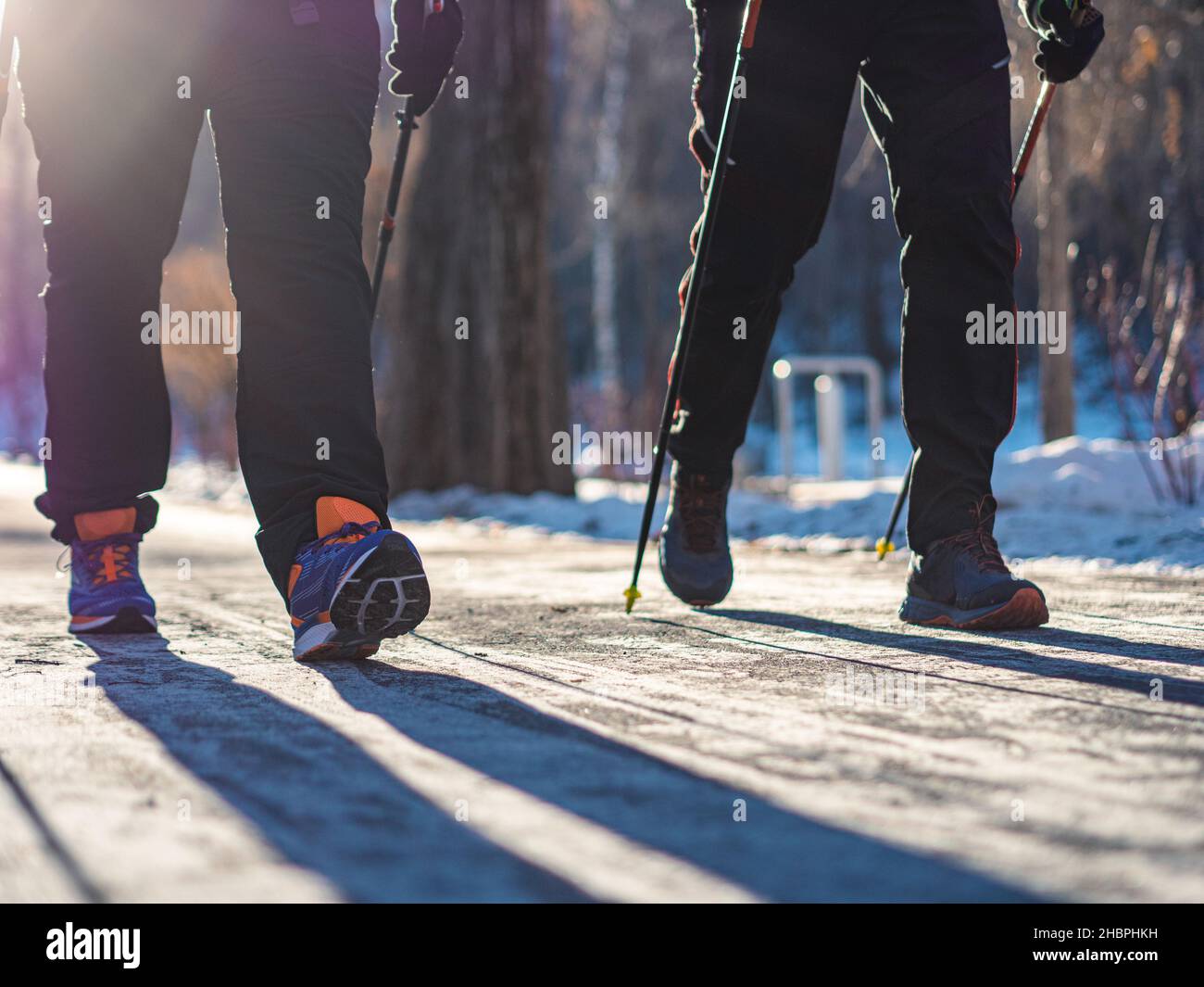 Pieds de personnes faisant des promenades nordiques en hiver.Loisirs fitness et mode de vie sain en plein air dans la nature.Motivation et inspiration landsc d'hiver Banque D'Images