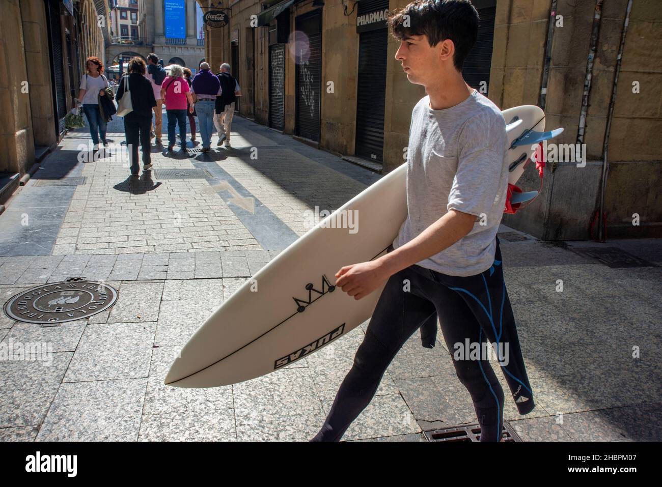 Surfeur dans la vieille ville de San Sebastian, Plaza de la Constitución, pays Basque, Pais Vasco, Espagne.Cafés extérieurs. Banque D'Images