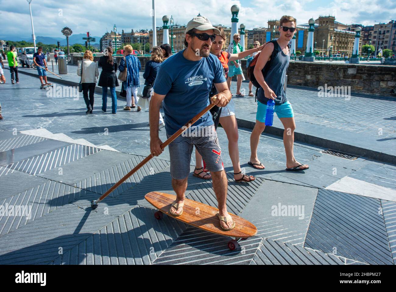 Rang de skateboard dans le pont de Zurriola, rivière Urumea et Kursaal à l'heure bleue, Donostia San Sebastián, pays Basque Banque D'Images
